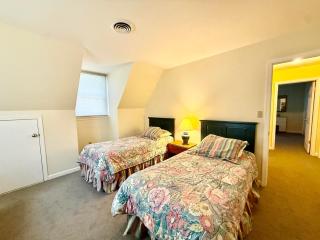 King charles avenue 408 #1 - 2