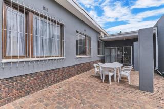 The Cozy Three Bedroom Home with back up water - 5