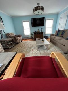 Comfy 2 Bedroom Apartment Close to Lake Erie - 7