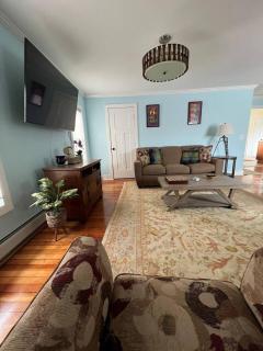 Comfy 2 Bedroom Apartment Close to Lake Erie - 4