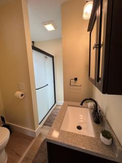 Comfy 2 Bedroom Apartment Close to Lake Erie - 2