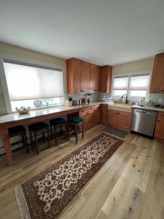 Comfy 2 Bedroom Apartment Close to Lake Erie - 1