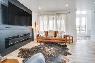 Pool, Hot Tub, Dock & Views! Luxe Moses Lake Manor - 5