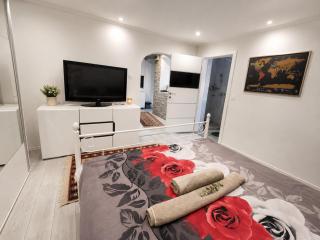 Walk Everywhere - Old Town Apartment - 8