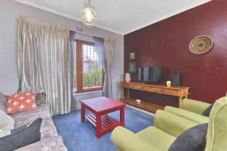 Cozy Two Bedroom Escape - 0