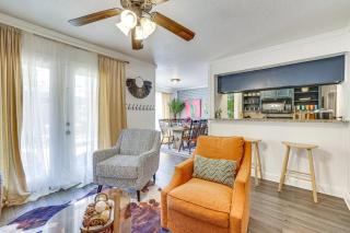 6 Mi to AT&T Stadium! Texan-Themed Townhome - 2