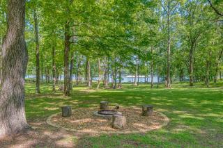 Waterfront Lake Barkley Home w/ Deck & Fire Pit! - 8