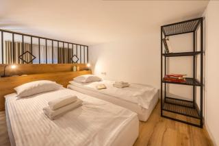 Designer Old Town Loft for 9 AC - 4