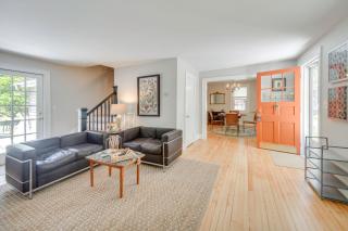 Located in the Heart of Gloucester Courthouse! - 2