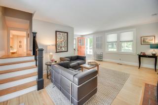 Located in the Heart of Gloucester Courthouse! - 1