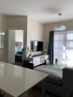 Immaculate 2 bedroom unit, inverter & complex pool - 8
