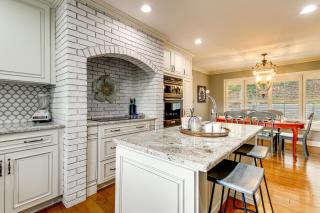 Walk to Main St! 4-Acre Family Escape in London - 7