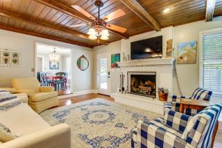 Walk to Main St! 4-Acre Family Escape in London - 6