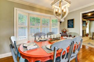 Walk to Main St! 4-Acre Family Escape in London - 4