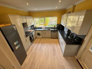 Spacious 5-Bedroom Victorian House Near Sandbanks - Sleeps 14, Parking & Garden - 4