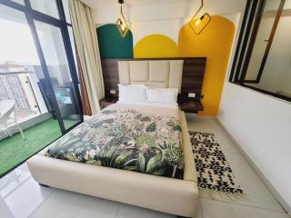 Shangri- La Residency 17th Floor Skyline Serenity luxury apartment 1713 - 5