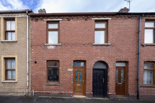 Spacious 3BR Retreat -2 Baths-Central Barrow Stay - 9