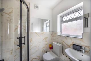 Spacious 3BR Retreat -2 Baths-Central Barrow Stay - 7