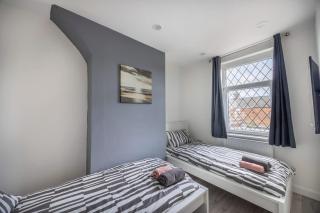 Spacious 3BR Retreat -2 Baths-Central Barrow Stay - 5