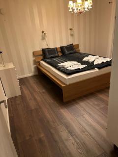 Centralt hus med AC och dubbel garage nära stranden - 4