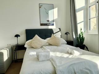 Brand New Luxury Apartment with Free Parking & AC - 3