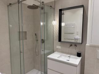 Brand New Luxury Apartment with Free Parking & AC - 2