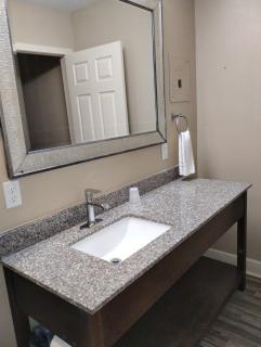 Gated 1 King Bed Room 1 Bath Apt with Full Kitchen 137 - 8