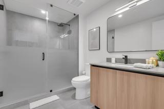 501-1808 Luxury Corner 1 Bedroom Rooftop Pool & GYM - 6