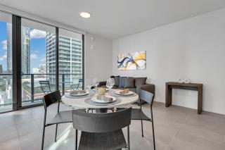 501-1808 Luxury Corner 1 Bedroom Rooftop Pool & GYM - 4