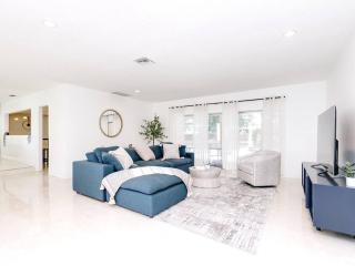 Modern Spacious 5-Bedroom Villa with Pool - 9