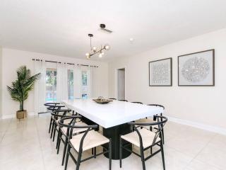 Modern Spacious 5-Bedroom Villa with Pool - 7