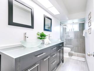 Modern Spacious 5-Bedroom Villa with Pool - 4