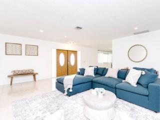 Modern Spacious 5-Bedroom Villa with Pool - 1