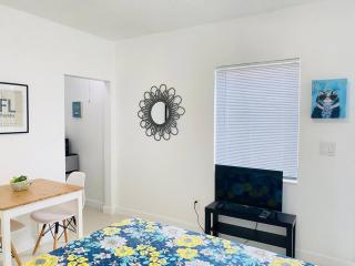 Budget Friendly Studio 1 block from Calle 8 - 3