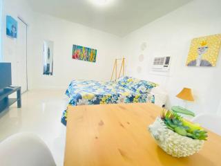 Budget Friendly Studio 1 block from Calle 8 - 3