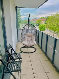 Modern New Apartment with Balcony & Free Parking - 9