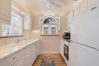 Sunshine Pine Treasure Island Beach Sleeps 12 - 3