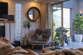Remarkable 5-Bedroom on the Hill - 6