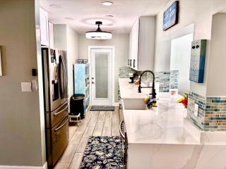 Largo Oasis with Pool and Hot Tub - 4