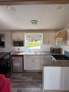 Family-Friendly 3-Bed Caravan Recently Renovated on Seven Bays Holiday Park, Padstow - 8