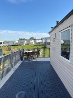 Family-Friendly 3-Bed Caravan Recently Renovated on Seven Bays Holiday Park, Padstow - 2