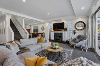 Remarkable 5-Bedroom on the Hill - 3