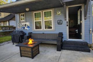 "Hunters Hideout A Rustic Cottage for Adventure & Relaxation" - 0