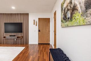 Artistic downtown 2br king bed - 5