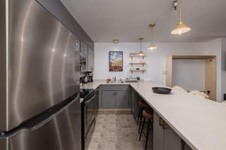 Ski-In Studio - Queen Murphy Bed - Walk to Lift - 3