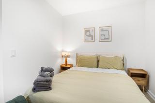 Charming 1-Bedroom Apartment 5 mins to the Beach - 8