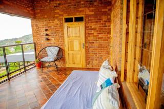 Tranquil Hillhouse - 3