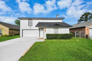 Houston - Modern Comfort with Garage & Patio - 9