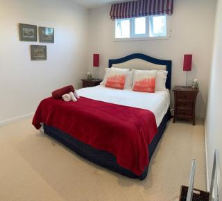 Luxury Flat Grey Lynn, close city with car pad - 4