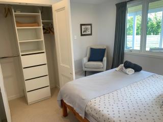 Luxury Flat Grey Lynn, close city with car pad - 6